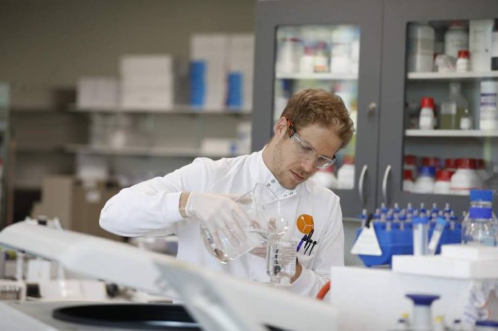 Los investigadores de Oxford dijeron que su objetivo es producir un millón de dosis, si la vacuna resulta efectiva, para septiembre.Además indicaron que están confiados en 'un 80%” en que la vacuna funcionará.<br/><br/>De funcionar la vacuna, además de que sea segura y eficaz, ya tiene asegurada la financiación, incluida la ayuda de Bill Gates, para la producción a nivel global. Reino Unido aportó 210 millones de euros para investigación y producción.