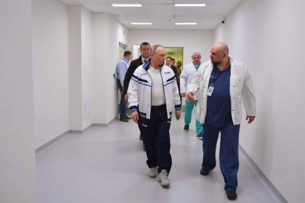 Putin fue recibido por Denis Protsenko, jefe de especialistas del hospital Komunarka de Moscú, quien explicó al mandatario ruso los tratamientos aplicados a los pacientes más graves por el Covid 19.