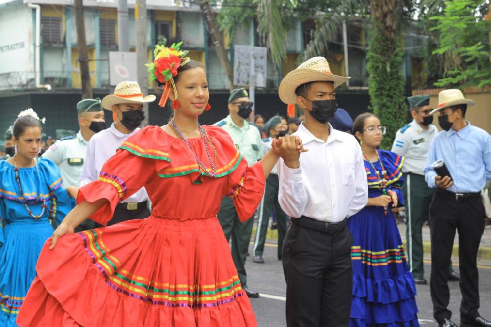 Estudiantes del Liceo Militar de Honduras también desfilaron portando la vestidura típica del país.