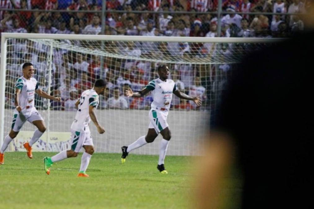 El colombiano Winston Mezú Viveros corre a celebrar su primer gol, el empate del Platense 1-1 contra el Olimpia. Con este tanto se estrenó como goleador en la Liga Nacional.