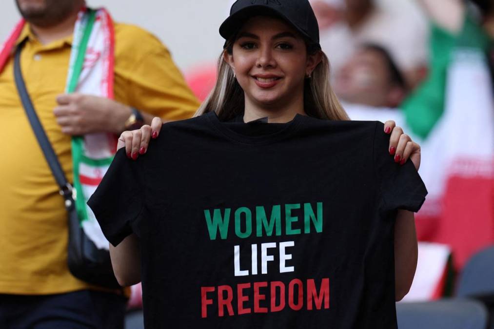 Otras aficionadas llevaron camisetas con el lema del movimiento de protesta de Irán, “Mujer, vida, libertad”.