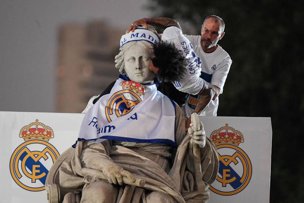 Fiesta, baile de Ancelotti y catrachos: así celebró el Real Madrid en Cibeles la conquista de la Liga Española