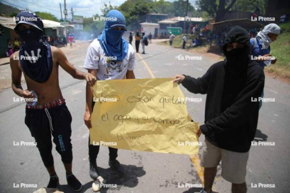 De acuerdo con los pobladores que sostenían pancartas, ellos están siendo afectados por la deforestación que provoca la escasez de agua.