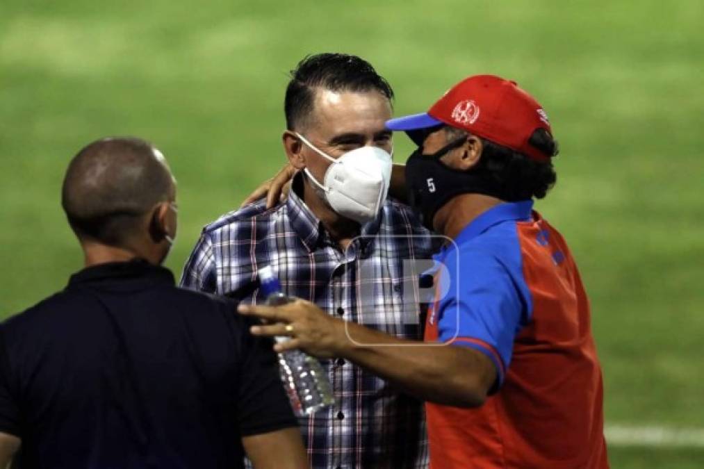 El cariñoso saludo entre los entrenadores Pedro Troglio y Fernando Araújo previo al partido Olimpia-Honduras Progreso.