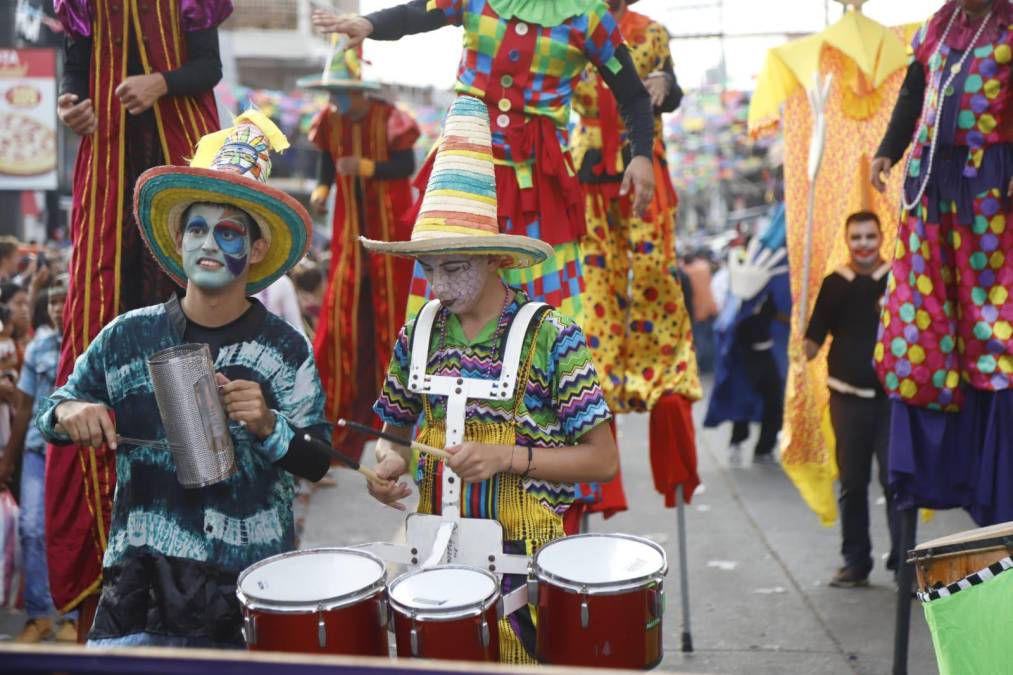Jinetes y amazonas de todas partes del país fueron los encargados de dar apertura al gran carnaval de la amistad y fiesta Isidra de La Ceiba, el cual se realiza hoy después de dos años suspendido por la pandemia del coronavirus.