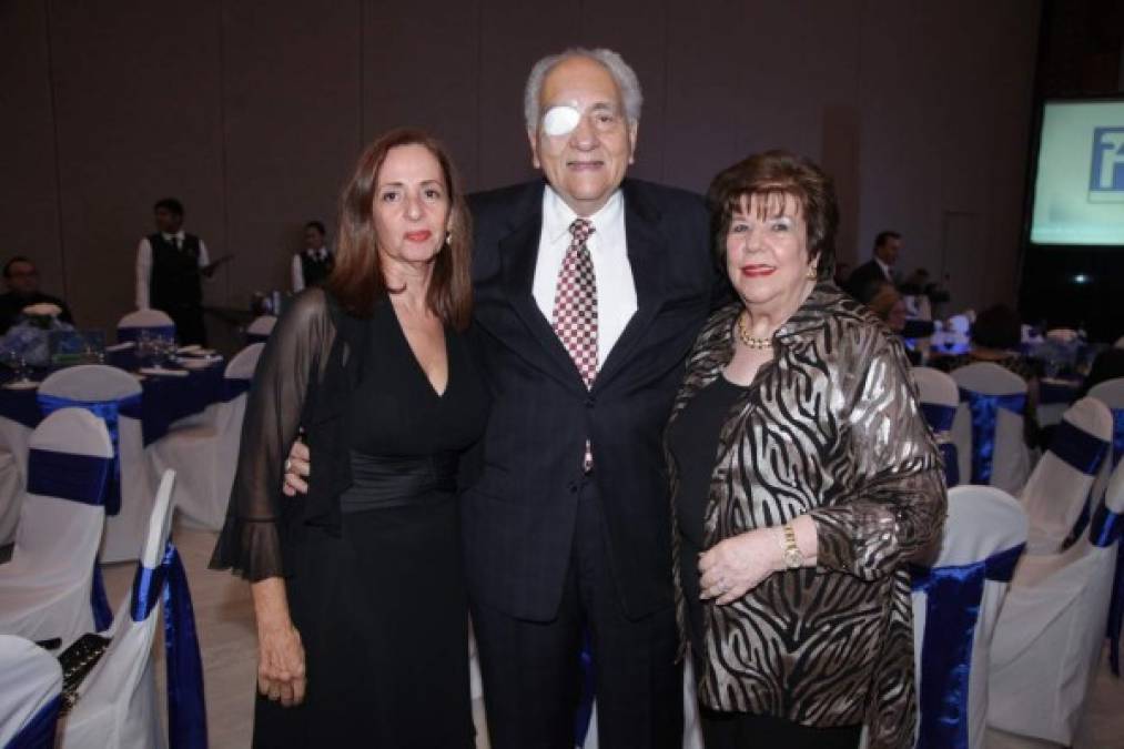 Macky Leiva con Marco y Mary Ann Raudales.