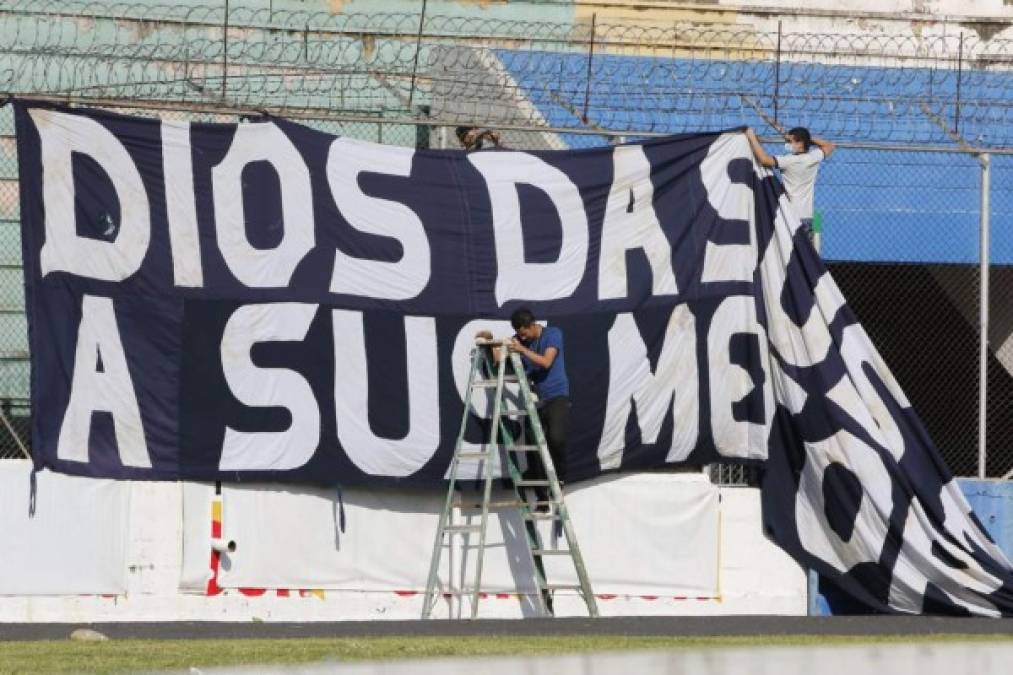 La manta de los aficionados del Motagua en el estadio Nacional.