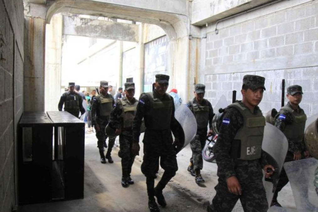 Habrán siete anillos de seguridad, el primero en la cancha, el segundo en las entradas a las gradería, el tercero en las graderías, el cuarto en las entradas al estadios, el quinto a 200 metros del estadio, el sexto en las calles que dan acceso al Yankel y el séptimo en el Segunda Anillo Periférico.