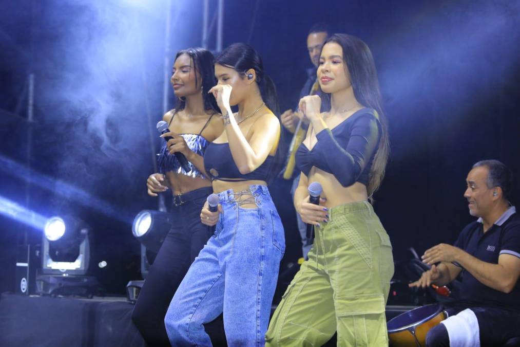 A Jorge Celedón lo acompañaron estas tres chicas, unas jóvenes cantantes también del género vallenato.