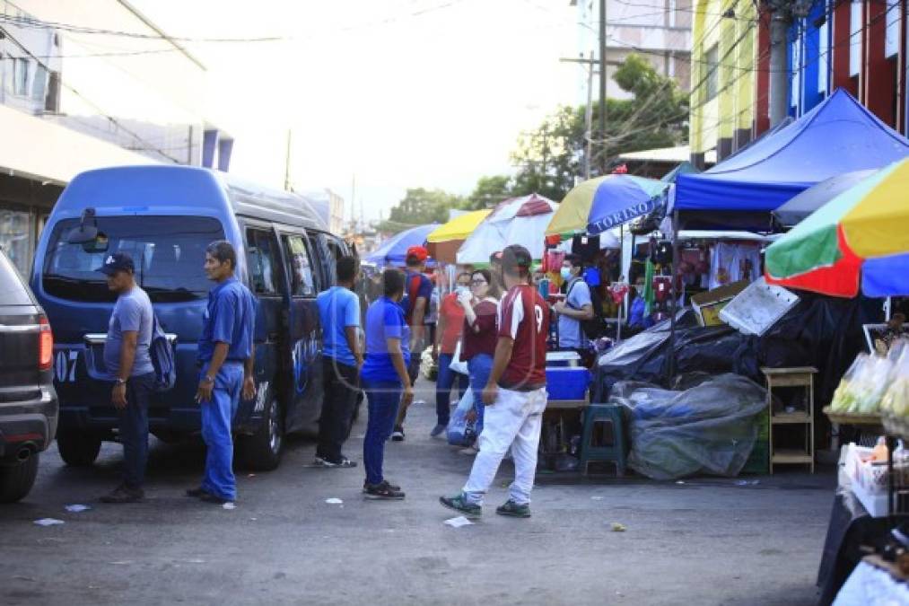 Además, está prohibido todo tipo de celebraciones en lugares públicos, como discotecas, bares y salones sociales, o en cualquier otro sitio de aglomeración masiva.