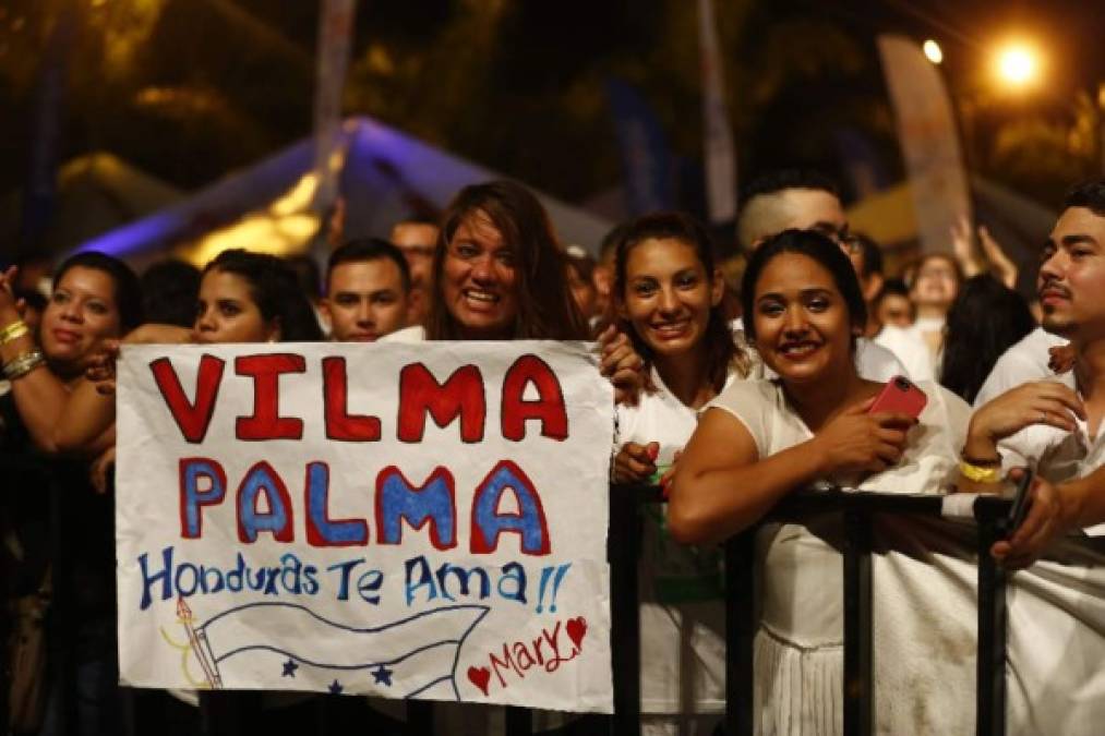 Mary no perdió la oportunidad de llevar una pancarta dedicada a la banda argentina.