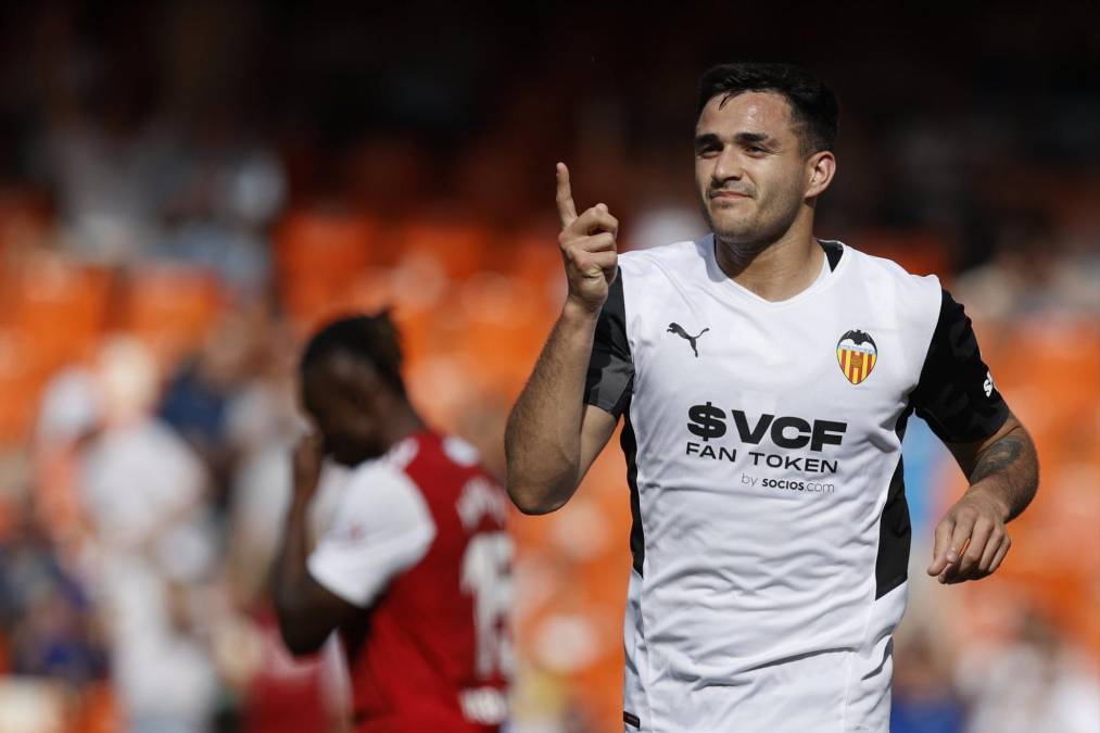 Todo apunta a que Maxi Gómez abandonará el Valencia para vestir la camiseta del Fenerbahce. Ahora mismo se encuentran en unas conversaciones bastantes avanzadas para llegar a un acuerdo por el jugador.