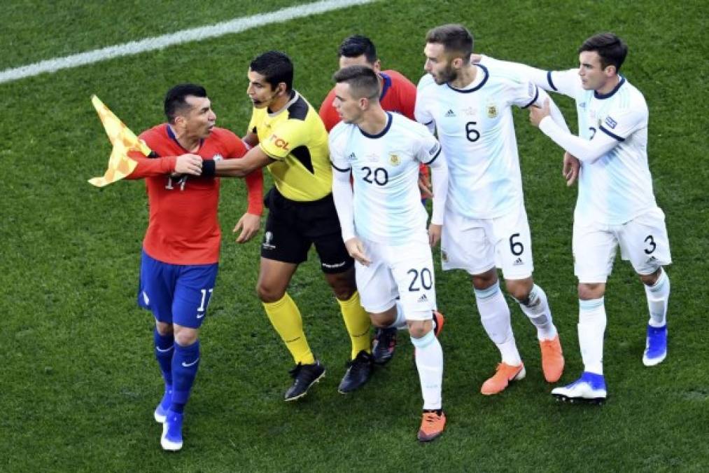 Messi y Medel tuvieron que ser apartados por sus compañeros. Foto AFP