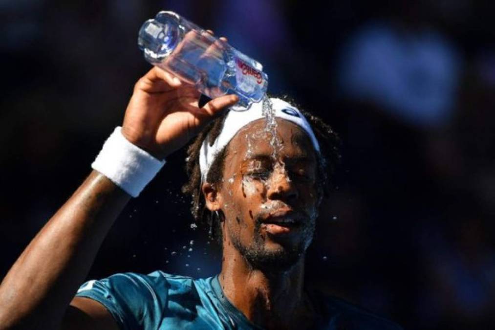 Pese a la ola de calor, las autoridades acordaron llevar a cabo el Open de Australia de tenis, en medio de fuertes críticas por exponer a los deportistas a las fuertes temperaturas. En la imagen, el tenista francés Gael Monfils se refresca durante una pausa del torneo.