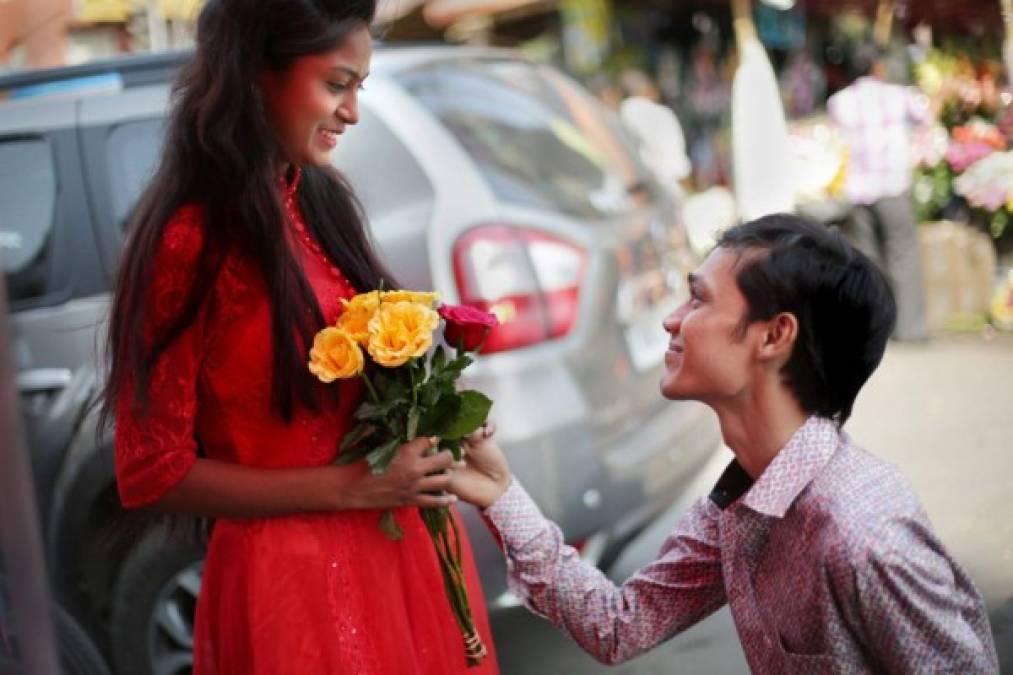Las muestras de amor y cariño hacia la pareja también se manifestaron en India, dnode las ventas de regalos por el Día del Amor y la Amistad se dispararon en los últimos días.
