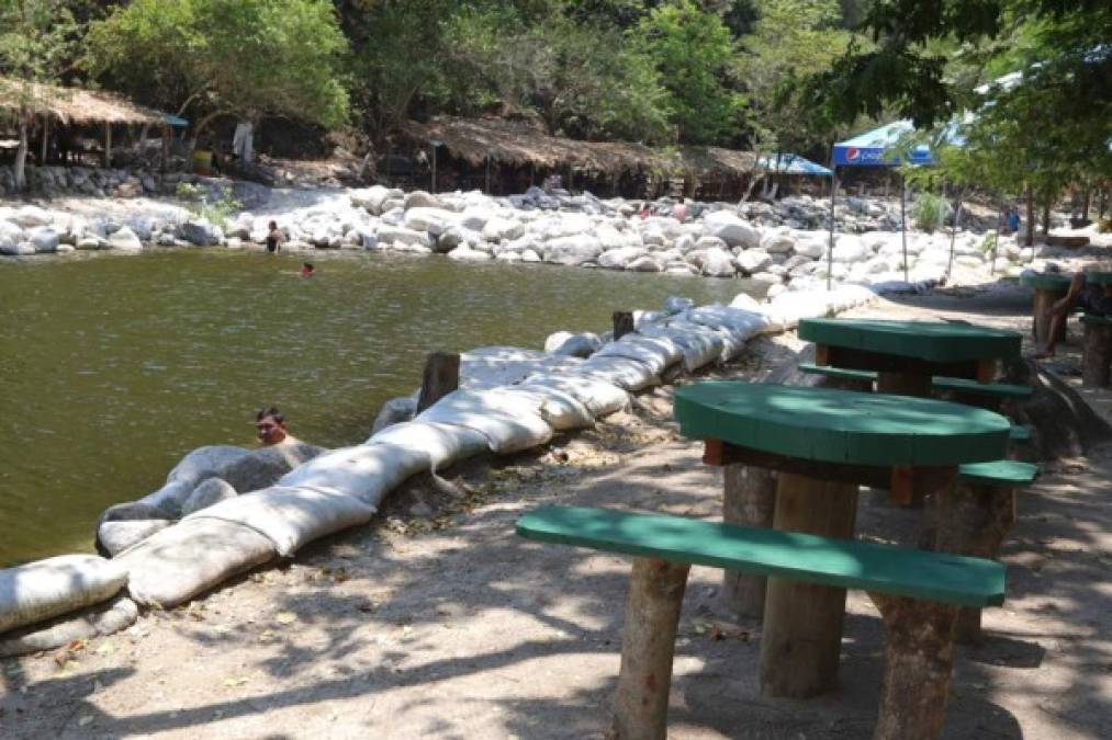 Mesas y sillas hechas de troncos de árbol están ubicadas bajo sombra, así las personas pueden comer cerca de la poza. <br/>Consejo para nuestros lectores: si lleva alimentos, deposite la basura en su lugar y contribuirá a mantener el lugar limpio y sin contaminación.