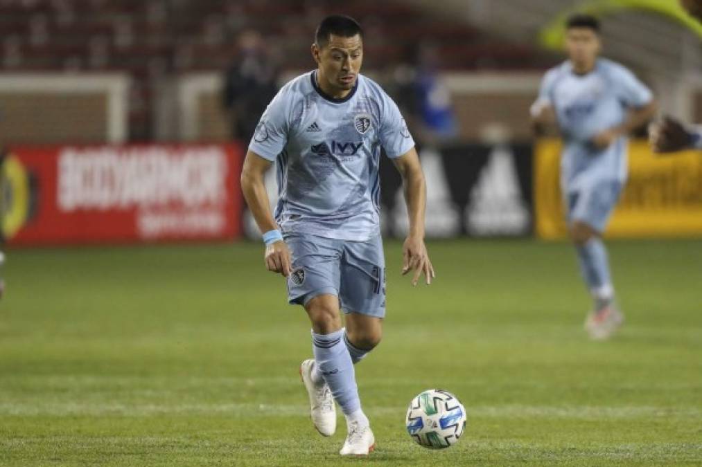 Roger Espinoza - El centrocampista entra en el podio de los futbolistas hondureños mejores pagados de la MLS en la actualidad con 500 mil dólares por temporada en el Sporting Kansas City.