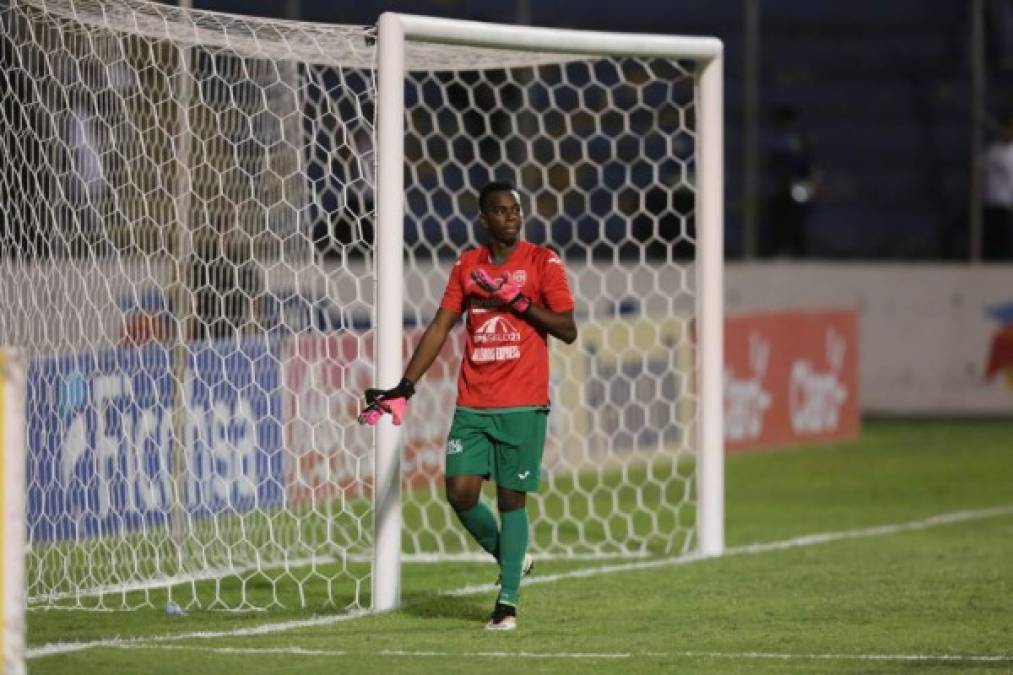 El defensa Bryan Johnson terminó de portero en el Marathón por la expulsión de Denovan Torres.