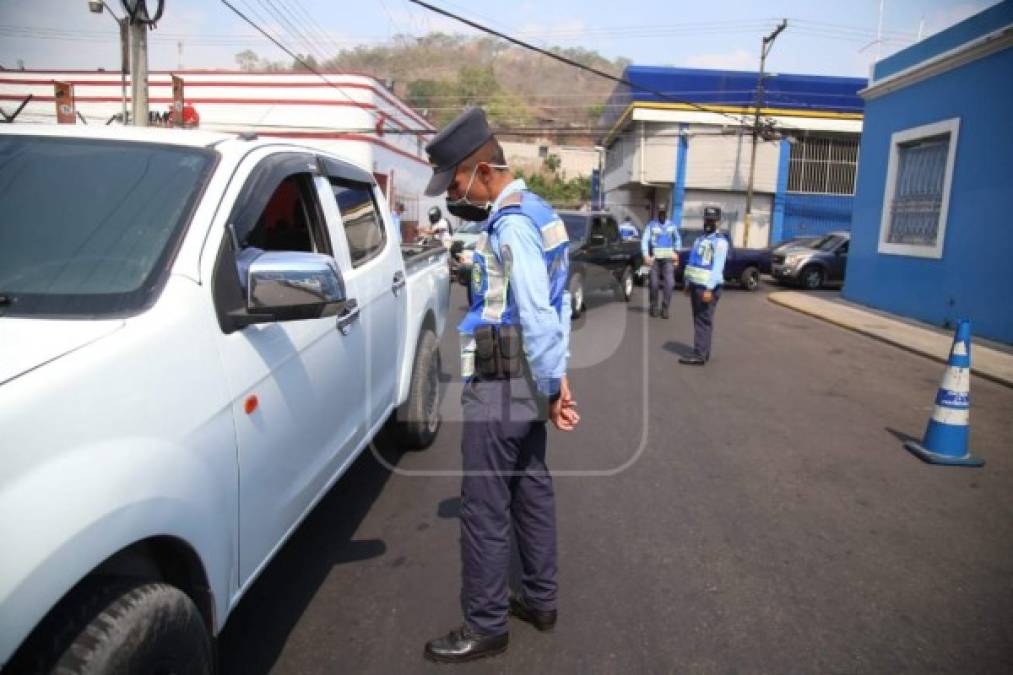 También realizaron operativos en diferentes puntos del centro capitalino, ya que al área del mercado solo se puede ingresar a pie. Sin embargo, hay algunos puntos 'ciegos' por donde se introducen algunas personas que no deben circular este día, situación que provoca mayor aglomeración.