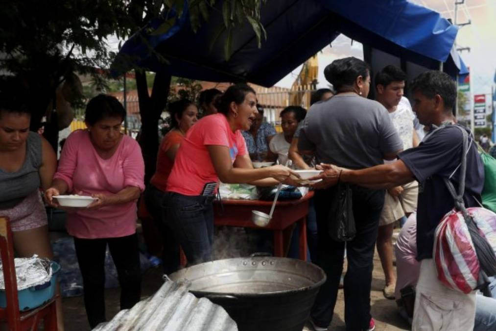 Voluntarios y organizaciones guatemaltecos han mostrado su solidaridad con los migrantes hondureños regalando alimentos, agua, ropa e incluso dinero, para los cientos de personas que integran una caravana que recorre su país.