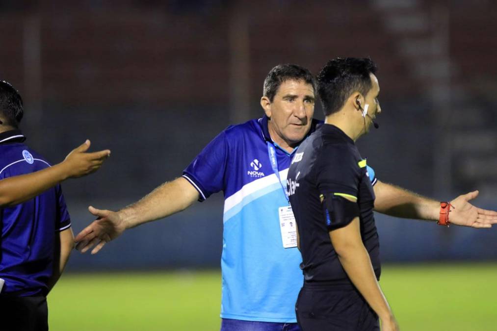 El entrenador argentino del Victoria le reclamó a los árbitros sus decisiones en el partido.