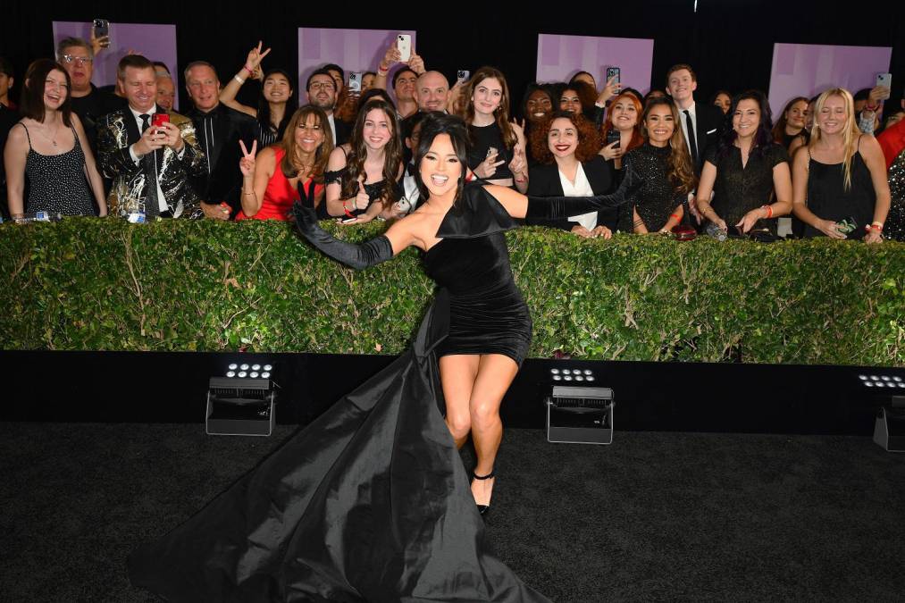 La cantante Becky G llegó con un ajustado vestido negro que resalta sus curvas. 