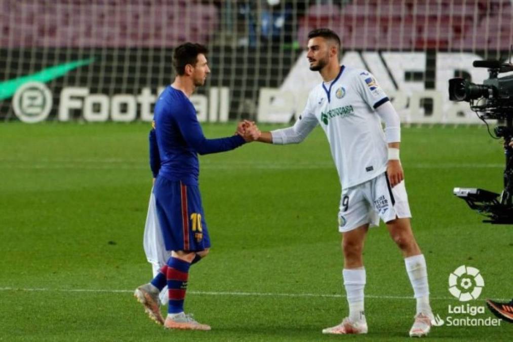 Messi estrecha la mano del lateral derecho Juan Iglesias del Getafe.