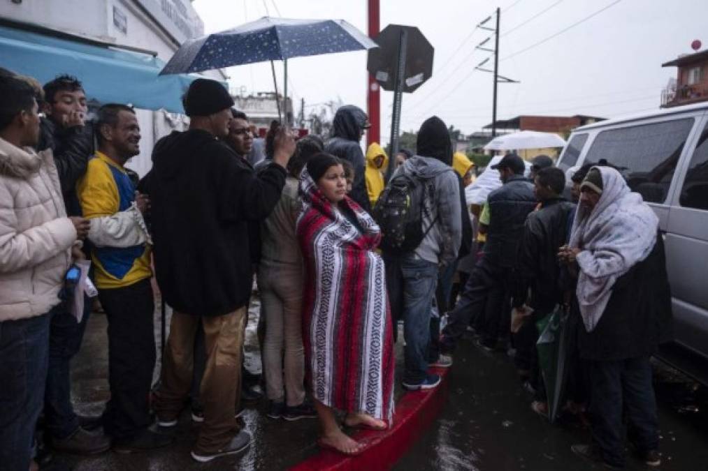 Organizaciones locales y voluntarios urgen a los residentes de Tijuana a donar cobijas, ropa de invierno para niños y adultos, zapatos y alimentos para los más de 2,500 migrantes refugiados en el albergue 'El Chaparral'.