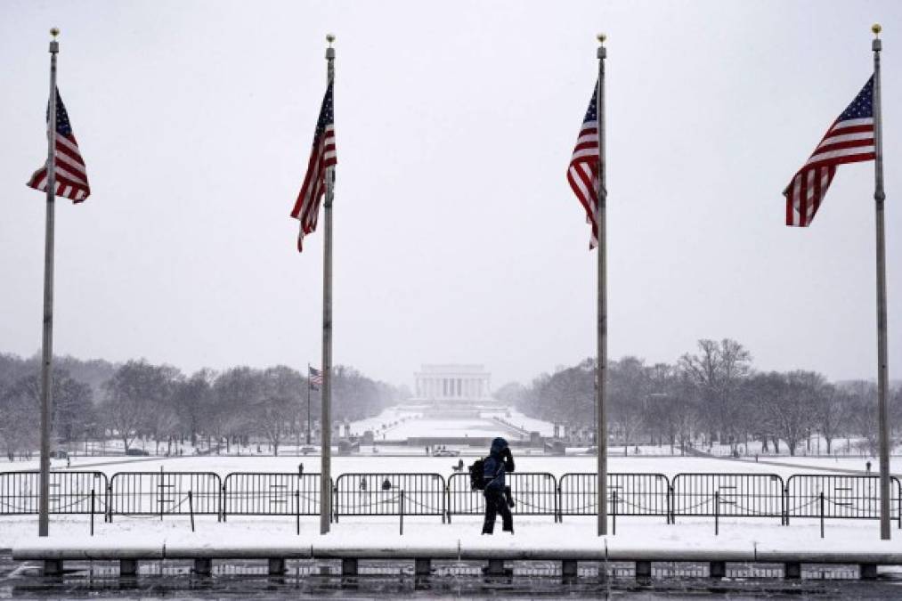 "En Washington, la nieve comenzó a caer en la madrugada del domingo. El NWS predice que la capa de nieve puede llegar hasta unos 20cm en la zona de Washington y Baltimore, en Maryland."