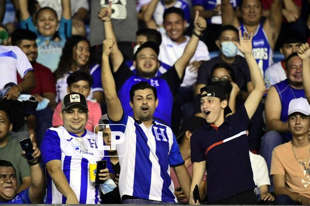 Los aficionados disfrutaron el ambiente en la previa del partido.