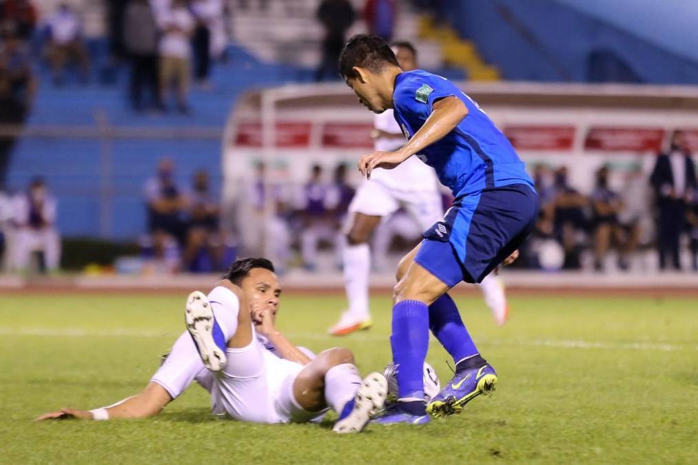 La tristeza del ‘Bolillo‘ Gómez, el ‘golpe‘ del árbitro a jugador y policías agreden a aficionados