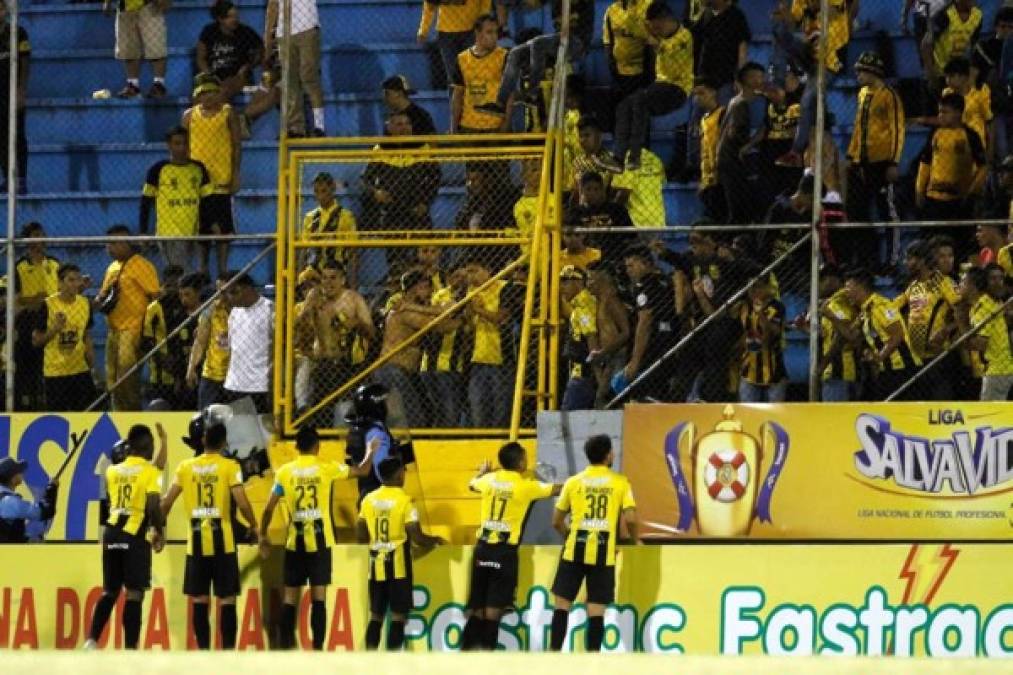 Los jugadores del Real España pidieron a la barra aurinegra que mantuvieran la calma.