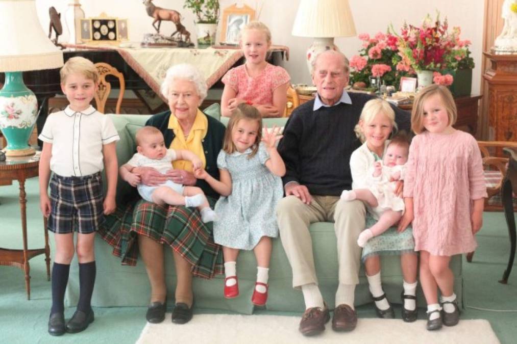 La semana pasada, la cuenta oficial de Instagram de la familia real británica compartió una foto poco común del difunto príncipe Felipe, que murió el 9 de abril a los 99 años, y de la reina Isabel II con siete de sus diez bisnietos, incluidos los hijos de los duques de Cambridge.