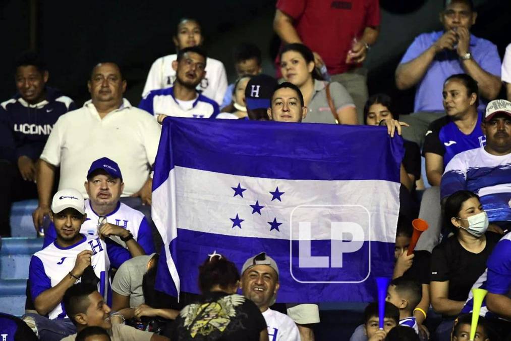 Con banderas y muy bien identificados con los colores de la Selección de Honduras llegaron los aficionados.