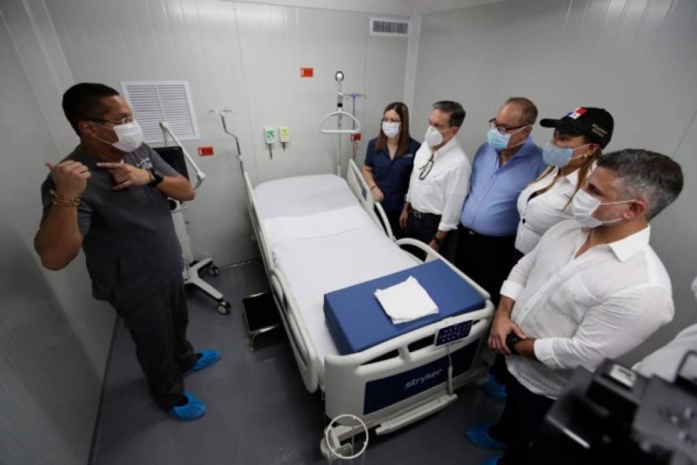 El ministro de Obras Públicas, Rafael Sabonge, añadió que el hospital 'cuenta con un sistema completo de oxigeno y gases medicinales, así como un sistema de aires acondicionados de alta tecnología para evitar el contagio al personal sanitario'.