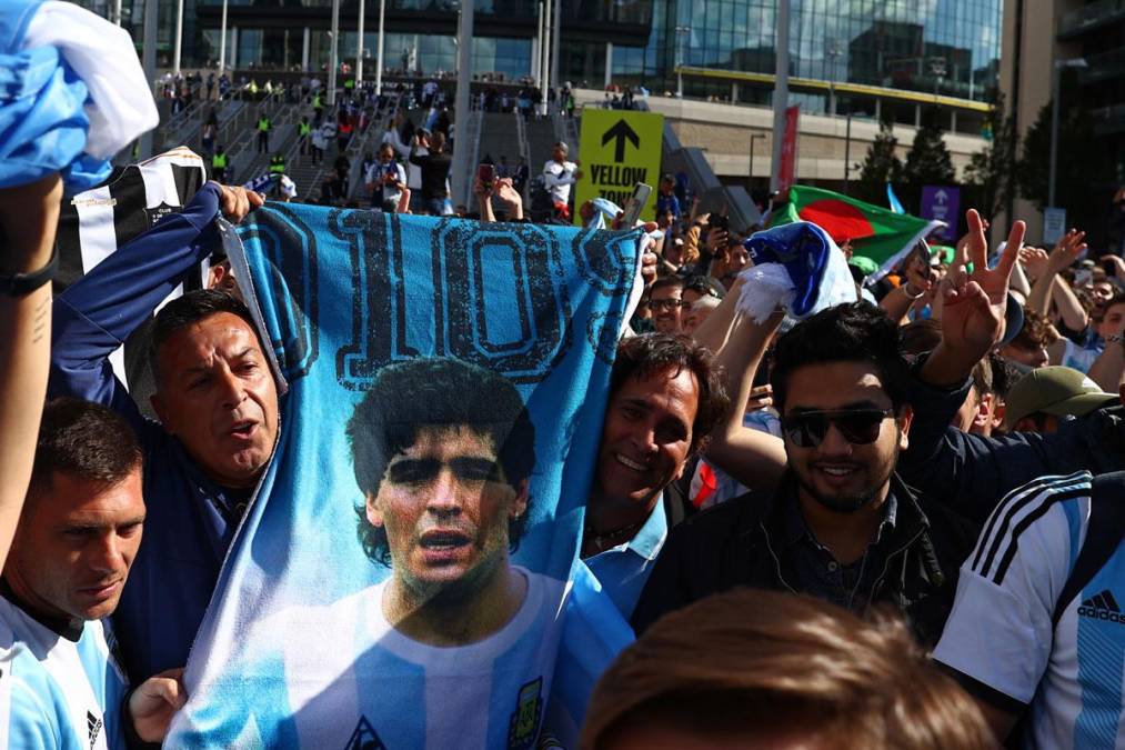 El recuerdo de Diego Maradona vive presente en los aficionados argentinos y en Wembley mostraron pancartas con la imagen del ídolo.
