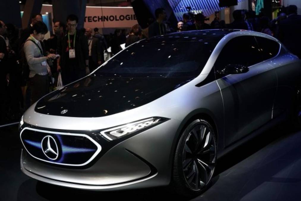 La tecnología automotriz también estuvo presente y Mercedes Benz aprovechó para presentar su concepto EQA.