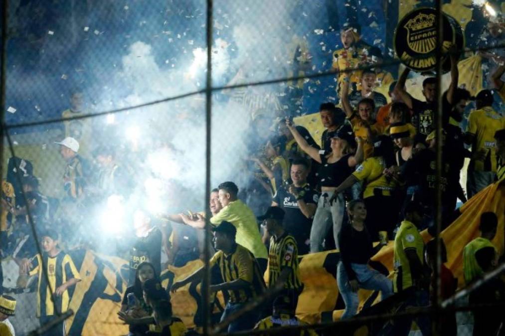 La barra del Real España puso el ambiente sobre el final del partido.