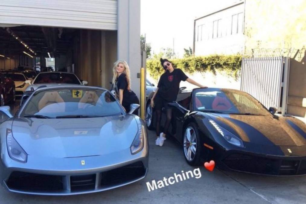 Kylie y su hermana Kendall se compraron dos Ferrari Spiders, a un costo de 250,000 dólares, solo para combinar.