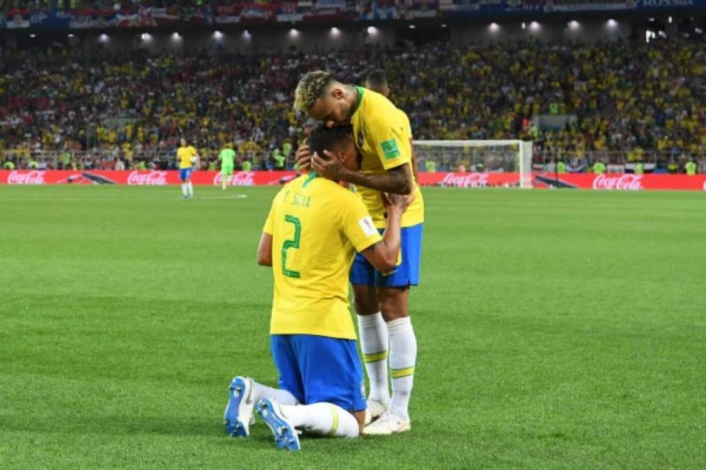 Neymar le da un beso a Thiago Silva para celebrar el gol del defensa. Foto AFP