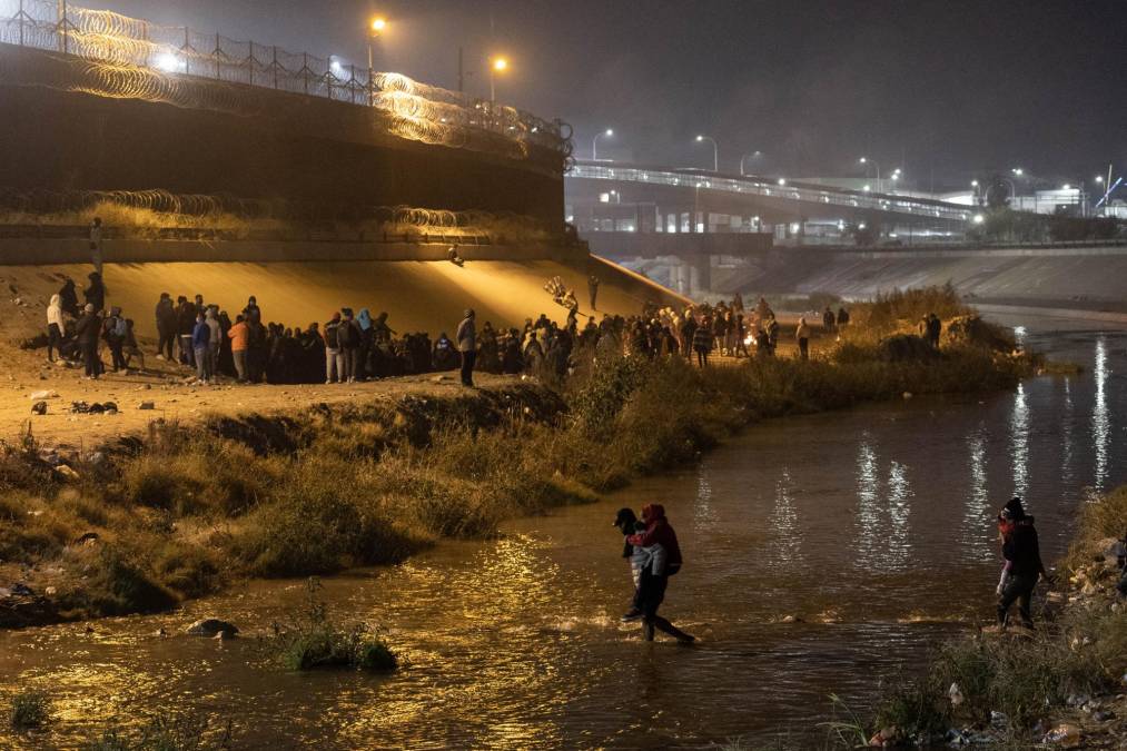 Desolados migrantes rompen en llanto a los pies de la frontera de EEUU tras bloqueo del Título 42