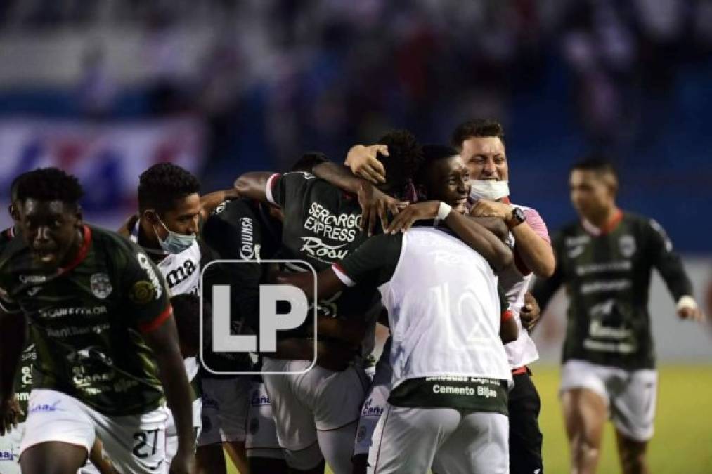 Los jugadores del Marathón festejan al final del partido el triunfo sobre el Olimpia.