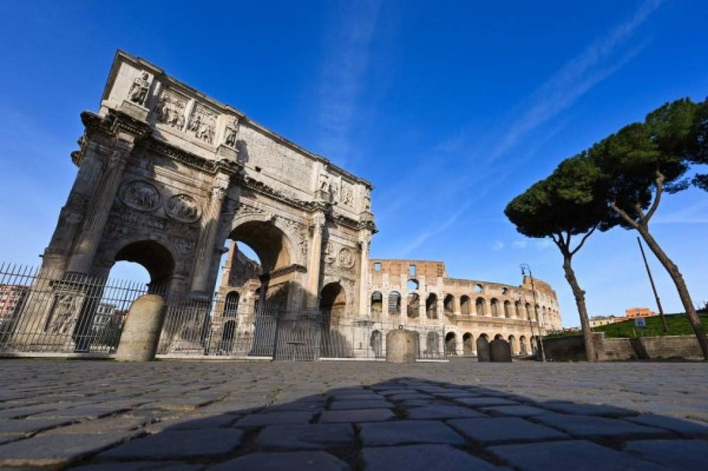 Lugares de fuerte atractivo turístico como el Arco de Constantino en Roma, lucen completamente solos debido a las restricciones establecidas por las autoridades italianas para prevenir más casos de coronavirus.