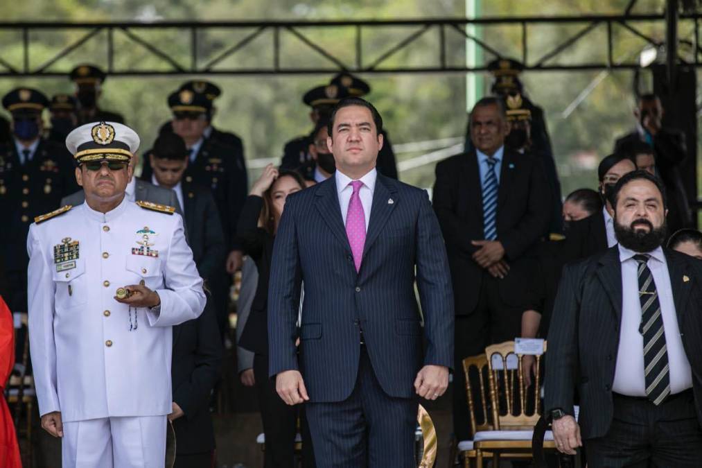 Héctor Zelaya acompaña a jefes de los Poderes del Estado durante un evento de ascensos militares en la sede de las Fuerzas Armadas de Honduras. 