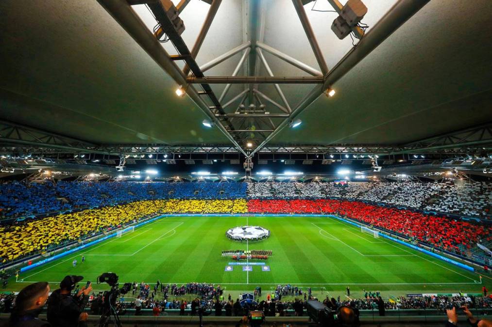 El enorme recibimiento de los aficionados en el estadio Municipal del Legia de Varsovia, con los colores de Ucrania y Polonia, país que ha apoyado a los ucranianos en la guerra con Rusia.