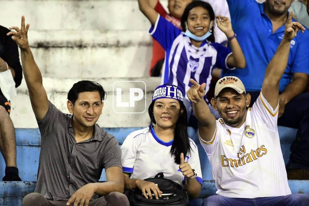 La afición catracha se mostró feliz de volver a ver un partido de la Selección de Honduras en el Olímpico.
