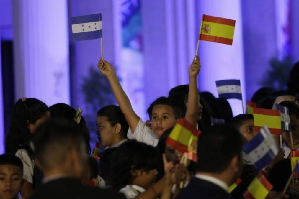 Escolares hondureños la recibieron en Casa Presidencial la noche del lunes.