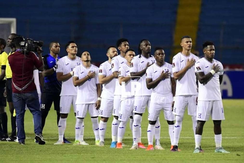 Los seleccionados al momento de entonar el Himno Nacional de Honduras.