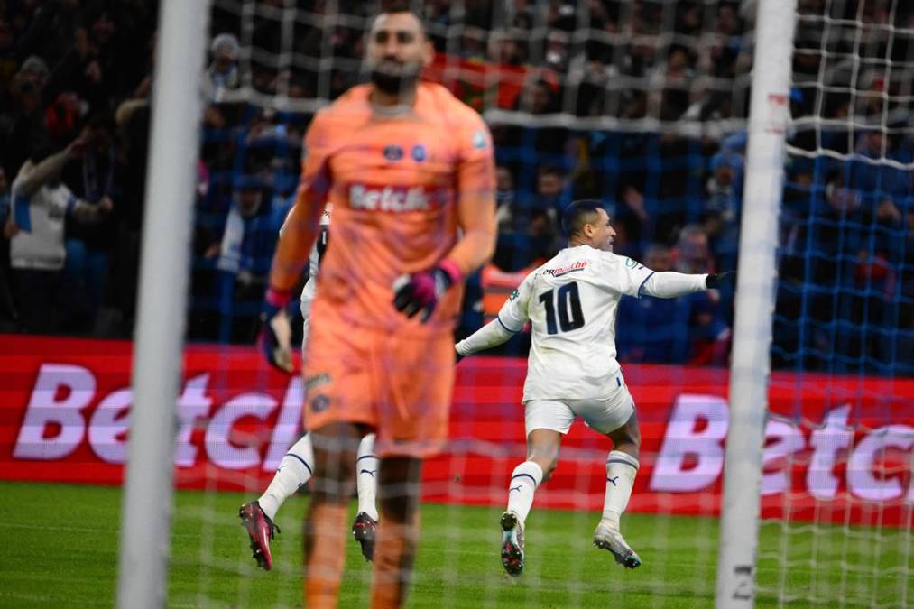 La celebración de Alexis Sánchez tras abrir el marcador para el Marsella contra el PSG.