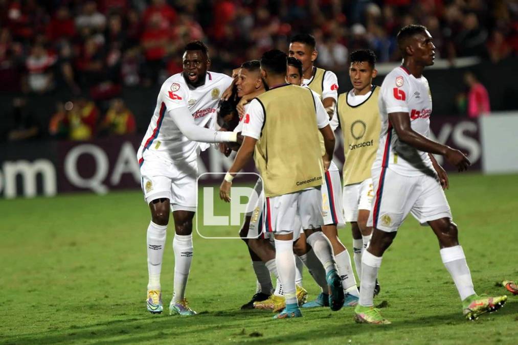 Los jugadores del Olimpia celebrando el gol de Gabriel Araújo Carvalho sobre el final del partido.